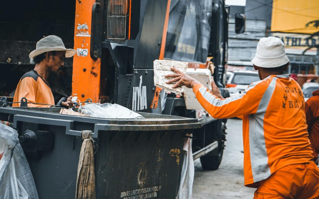 Collecte de déchets dangereux par des agents près d’un camion de ramassage.